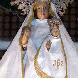 Virgen con manto